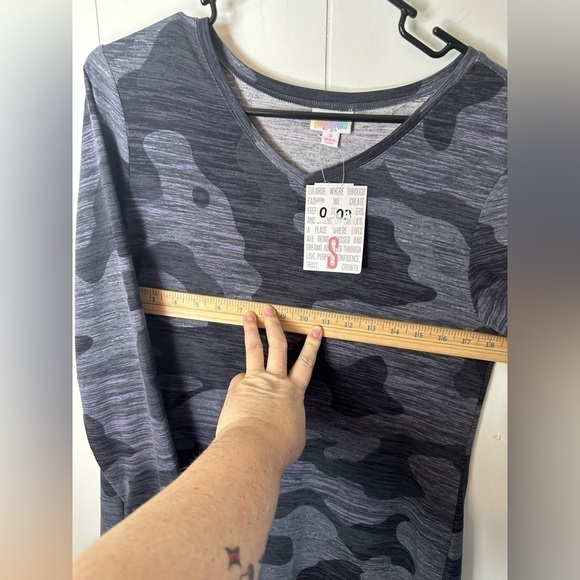 NWT LulaRoe Elizabeth Gray Camouflage Women’s Tunic Top Size Small - Picture 6 of 11